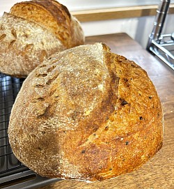 胡麻入りサワードウ　　　　　680円　　　　（税込734円）