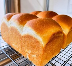 ミルク食パン　 630円　　　　（税込680円）