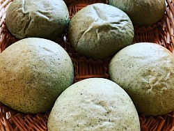 自家製餡のよもぎあんぱん　¥290