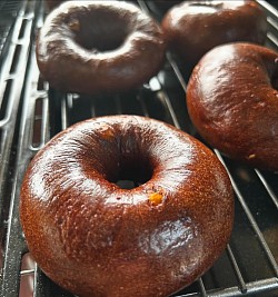 オレンジショコラベーグル　　300円　　　　（税込324円）