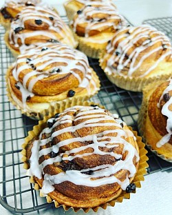 シナモンロール　　　　　　　280円　　　（税込302円）