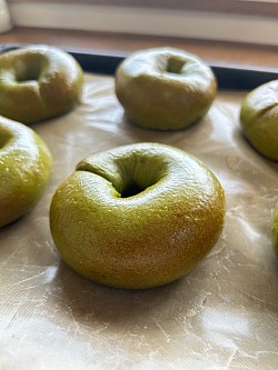 抹茶＆ホワイトチョコベーグル　¥300