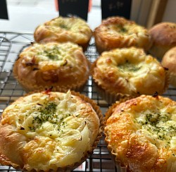 ハムチーズ　　　　　　　　270円　　（税込291円）