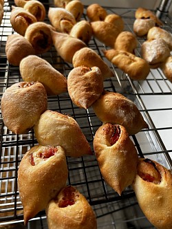 ベーコンエピ　　　　280円（税込302円）