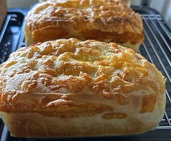 ベーコンチーズローフ　　　　600円　　　　　（税込648円）