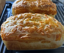 ベーコンチーズローフ　　　　630円　　　　　（税込680円）